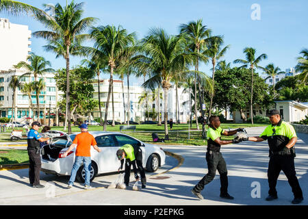 Floride,FL South,Miami Beach,sacs de sable gratuits,Hurricane Irma,préparation,gardes de parc,bénévoles communautaires de service bénévole travailleur de travail wor Banque D'Images