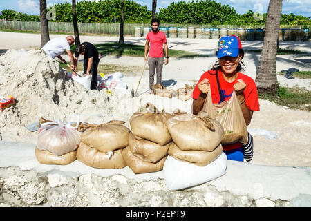 Miami Beach Florida,sacs de sable gratuits,Hurricane Irma,préparation,contrôle des crues,bénévoles bénévoles bénévoles travailleurs du travail, travail d'équipe toge Banque D'Images