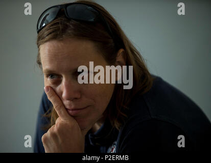 L'agent spécial de l'armée américaine Amy Sears, de l'Aberdeen Proving Ground Criminal Investigation Division Office dans le Maryland, Écoute une conversation sur des enquêtes sur les lieux d'un crime capital durant 2016 Bouclier à Fort Belvoir, Virginie, le 14 septembre. Environ 15 réserves de l'armée américaine d'enquête criminelle des agents spéciaux formés aux côtés de 25 agents en service actif pour la première fois dans un exercice d'entraînement commun connu sous le bouclier de la capitale, l'accent sur le traitement des lieux du crime, la gestion des preuves et des négociations d'otages, qui a eu lieu du 13 au 15 septembre. Les soldats de réserve qui participent cette année à la protection de l'agent sont Capital Banque D'Images