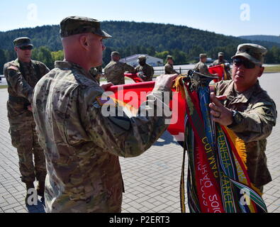 Le colonel Phil Brooks (à gauche), le commandant pour la 1st Armored Brigade Combat Team, 3e Division d'infanterie, et le Sgt Commande. Le major James Wafe (droite) de la brigade de l'enrôle senior advisor, le cas des couleurs de la brigade au cours d'une cérémonie à Hohenfels Domaine de formation, l'Allemagne le 15 septembre. La cérémonie marque la fin de la brigade est temps que la force régionale alloués pour les États-Unis en Europe. (U.S. Photo de l'armée par la CPS. Ryan Tatum) Banque D'Images