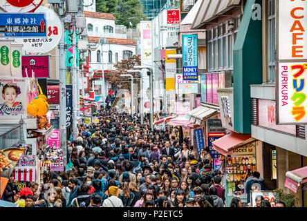 Foule pendant week-end à Takeshita Dori Harajuku, Shibuya-ku, Tokyo, Japon Banque D'Images