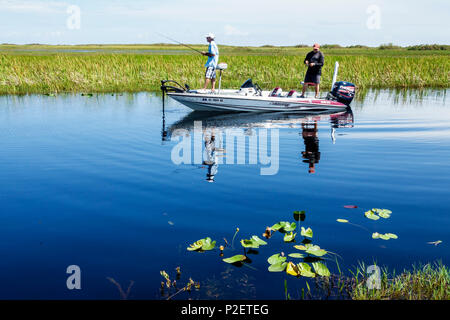 Miami Florida,Tamiami Trail Highway route 41 autoroute,Everglades,sawgrass,canal est-ouest,eau,Stratos bateau,pêche,homme hommes,amis,pêcheurs,FL1 Banque D'Images