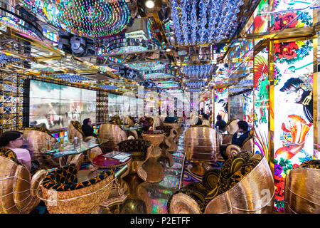 L'intérieur du restaurant du robot avec les touristes étrangers de Shinjuku, Tokyo, Japon Banque D'Images