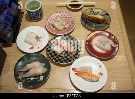 Sélection de plaques avec Nigiri sushis au restaurant de sushis Kaiten, Shibuya, Tokyo, Japon Banque D'Images