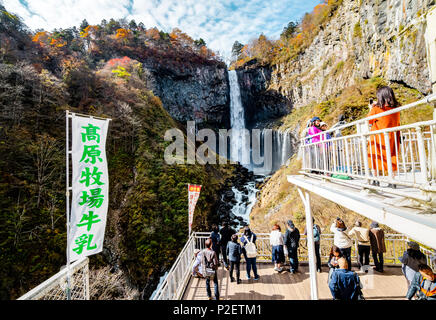 Les touristes de prendre photo de Nikko chutes Kegon de vue à Nikko, Préfecture Tochigi, Japon Banque D'Images
