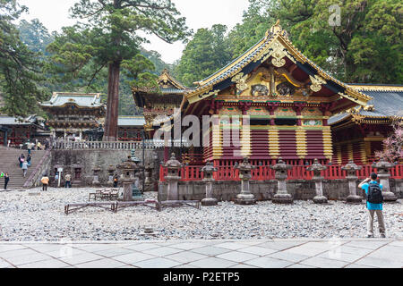 Décorées et Yomei-Mon San-Jinko Toshogu-Shrine chambre de stockage à, Nikko, Préfecture Tochigi, Japon Banque D'Images