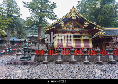 Décorées et Yomei-Mon San-Jinko Toshogu-Shrine chambre de stockage à, Nikko, Préfecture Tochigi, Japon Banque D'Images