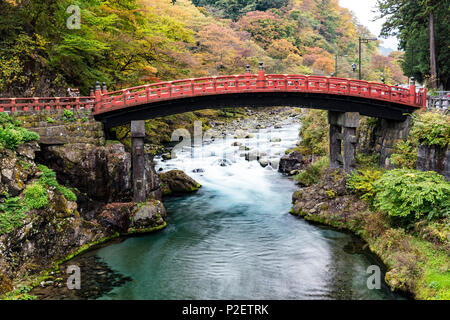 Pont rouge en bois nommé Shinkyo sur la rivière de Daiya Nikko, Préfecture Tochigi, Japon Banque D'Images