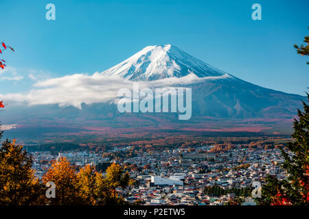 Mt. Fuji en automne vu de Arakurayama Parc Sengen, Fujiyoshida, préfecture de Yamanashi, Japon Banque D'Images