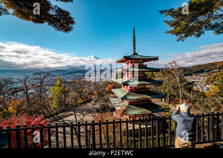 Mt. Fuji et Chureito Pagoda photographié par de vieux hommes, Fujiyoshida, préfecture de Yamanashi, Japon Banque D'Images