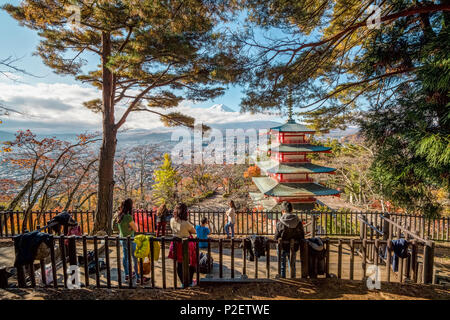 Les touristes en provenance d'Asie profitant de prendre des photos de Mt. Fuji et Chureito pagode à l'automne, Fujiyoshida, préfecture de Yamanashi, Japon Banque D'Images