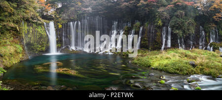 Une longue exposition de chutes Shiraito en automne, Fujinomiya, Shizuoka Prefecture, Japan Banque D'Images