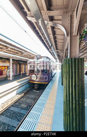 Petit train Randen arrivant de Arashiyama, Kyoto, Japon Banque D'Images