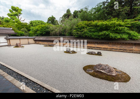 Célèbre jardin de pierres du temple Ryoan-ji, Kyoto, Japon Banque D'Images