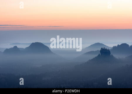 Le lever du soleil, Kleiner Winterberg, Zschand, brouillard, la Suisse Saxonne, Hautes terres, Allemagne Banque D'Images