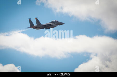 Un F-15E Strike Eagle s'envole pour une sortie à l'appui du Programme de leadership tactique 16-3 à la base aérienne de Los Llanos, en Espagne le 14 septembre, 2016. La formation prépare des forces alliées de l'OTAN et les leaders d'être en vol, commandants de mission d'entraîner la force de la coalition air strike packages, demandez aux forces alliées et non de vol personnel vol tactique dans les questions liées à l'exploitation, composite et fournir l'expertise tactique pour les agences de l'OTAN. (U.S. Air Force photo/ Le s.. Emerson Nuñez) Banque D'Images