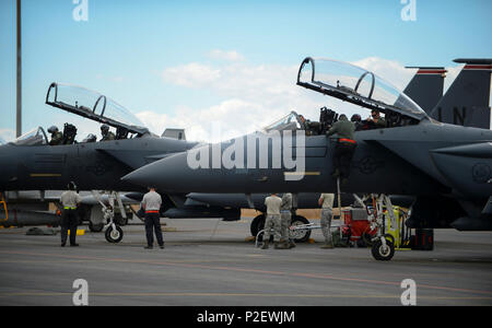 Les membres de la 494e Unité de maintenance d'aéronefs préparer F-15E Strike Eagles pour une sortie à l'appui du Programme de leadership tactique 16-3 à la base aérienne de Los Llanos, en Espagne le 14 septembre, 2016. La formation prépare des forces alliées de l'OTAN et les leaders d'être en vol, commandants de mission d'entraîner la force de la coalition air strike packages, demandez aux forces alliées et non de vol personnel vol tactique dans les questions liées à l'exploitation, composite et fournir l'expertise tactique pour les agences de l'OTAN. (U.S. Air Force photo/ Le s.. Emerson Nuñez) Banque D'Images