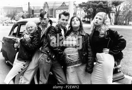 Titre original : CRY-BABY. Titre en anglais : CRY-BABY. Directeur du film : JOHN WATERS. Année : 1990. Stars : Johnny Depp ; DARREN E. BURROWS ; RICKI LAKE ; Traci Lords ; KIM MCGUIRE. Credit : UNIVERSAL PICTURES / Album Banque D'Images