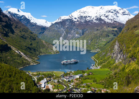 Geirangerfjord, bateau de croisière, Fjord, Montagnes, Romsdal, Norvège, Europe Banque D'Images