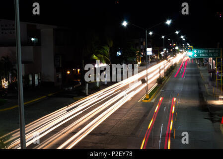 Le trafic passant par la nuit Banque D'Images