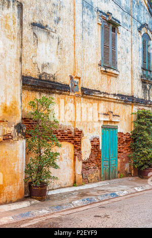 Ancien bâtiment colonial français avec la décoloration de la peinture écaillée et béton dans Savennakhet, Laos. Banque D'Images