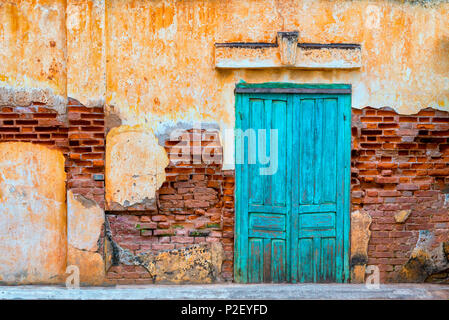 Ancien bâtiment colonial français avec la décoloration de la peinture écaillée et béton dans Savennakhet, Laos. Banque D'Images