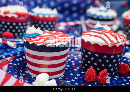 Cupcakes décorés de glaçage à la crème au beurre pour le jour de l'indépendance du 4 juillet Célébration Banque D'Images