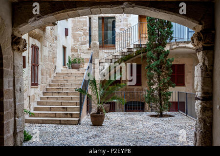 Arrière-cour ou patio dans la vieille ville de Palma, Palma de Majorque ; Îles Baléares ; Espagne ; l'Europe" Banque D'Images