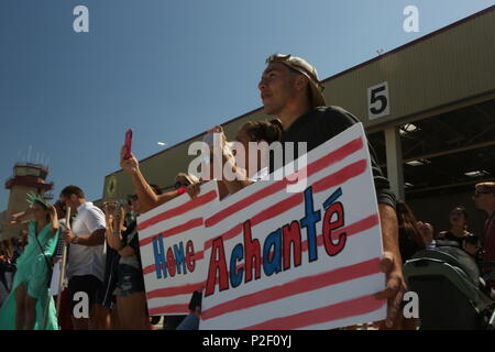 Au camp de Pendleton, en Californie, les familles et les amis se rassemblent sur la ligne de vol en attendant le retour des Marines du HMLA-267 et des autres escadrons de la 3rd Marine Aircraft Wing. Les équipages ont achevé un déploiement de sept mois avec la 13e unité expéditionnaire des Marines, menant des missions dans le Pacifique occidental et le golfe Persique, y compris un appui aérien et des opérations de frappe. Banque D'Images