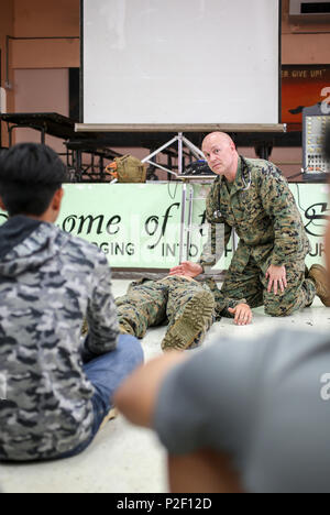 Le Premier maître de la Marine américaine Johnathan Akers avec groupe de contrôle de l'air marin 18, enseigne aux étudiants à une école secondaire locale comment effectuer la RCR pendant Valiant Shield 16, à l'école secondaire de Tinian, Tinian, 16 septembre 2016. Les Marines et les marins ont participé à une journée sur le terrain de la communauté qui a permis de bâtir de meilleures relations avec la population locale. Valiant Shield est une biennale, U.S. Air Force, la Marine et le Marine Corps se tiendra à Guam, en mettant l'accent sur des compétences dans le maintien de forces conjointes en mer, dans les airs, sur terre et dans le cyberespace. (U.S. Marine Corps photo par Lance Cpl. Jordan A. Talley) Banque D'Images