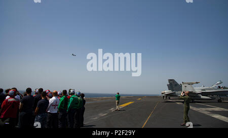 160907-N-QN175-143 Golfe Arabique (sept. 7, 2016) Les pilotes et membres d'équipage affectés à des combats d'épées de Strike Fighter Squadron (VFA) 32 Observer une cérémonie de passation de commandement sur le pont du porte-avions USS Dwight D. Eisenhower (CVN 69) (Ike). Ike et son Groupe aéronaval sont déployés à l'appui de l'opération inhérents à résoudre, les opérations de sécurité maritime et les efforts de coopération en matière de sécurité dans le théâtre dans la 5e flotte américaine zone d'opérations. (U.S. Photo par marine Spécialiste de la communication de masse Seaman Dartez C. Williams) Banque D'Images