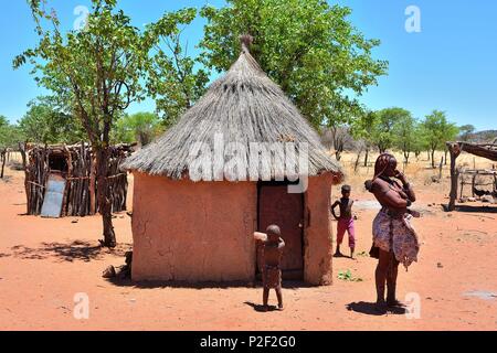 La Namibie, Damaraland, Kamanjab, Himba village Banque D'Images