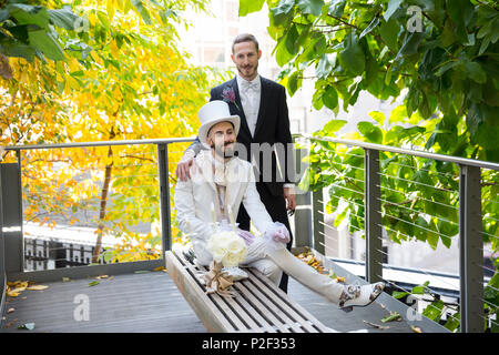 Couple Gay, récemment mariés, parc High Line, construit sur une section d'un chemin de fer désaffecté, Manhattan, New York City Banque D'Images