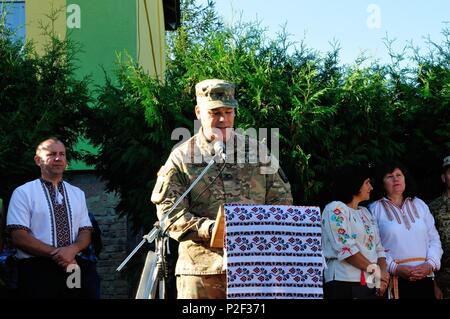 Le colonel Nick Ducich, commandant de la Force multinationale de la formation Group-Ukraine la parole lors des cérémonies du jour de l'ouverture à l'Starychi École près du centre de sécurité et de maintien de la paix internationale en Ukraine. L'EUCOM fait don de 300 000 $ afin de rénover l'école, qui sert principalement de la communauté militaire. (Photo de l'armée par le sergent. Elizabeth Tarr ) Banque D'Images