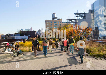 Les gens qui marchent le long de la High Line, une section d'une friche New York Central Railroad, Manhattan, New York : Banque D'Images