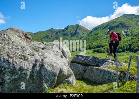 France, Puy de Dome, randonneur en vallée de Fontaine Le Marin, Chastreix Sancy réserver, Parc Naturel Régional des Volcans d'Auvergne (Parc Naturel Régional des Volcans d'Auvergne) Banque D'Images