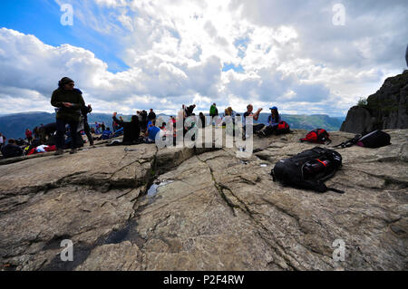 Les touristes à preikestolen ou pupitre en Norvège sur une journée avec des nuages Banque D'Images