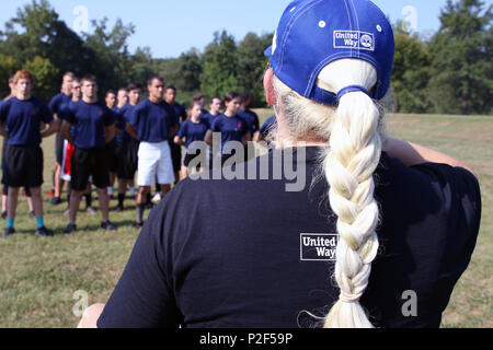 Brandy Singleton, directeur, Ameri Corps of Anderson County, parle à la Marine Corps poolees sous-station du recrutement d'Anderson avant de les affecter une tâche lors de la béatification de bénévolat à l'Équinoxe Park à Anderson, L.C. le samedi. 104 bénévoles sont venus aider à nettoyer le parc et le Vietnam Memorial. Banque D'Images
