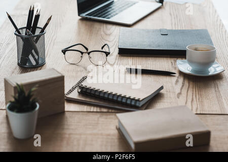 Lieu de travail bureau d'affaires avec ordinateur portable et des blocs-notes sur la table Banque D'Images