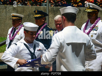 160912-N-GI544-151 HONOLULU (sept. 12, 2016) Les membres de la Joint Base Harbor-Hickam Pearl Récompenses et Garde de cérémonie fois un drapeau pendant la commémoration du 15e anniversaire du 11 septembre au Parc de Tamarin à Honolulu. Les marins se sont joints aux représentants de la police d'Honolulu, le feu et l'EMS les ministères pour rendre hommage aux quelque 3 000 personnes tuées au cours des attaques. (U.S. Photo par marine Spécialiste de la communication de masse 2e classe Laurie Dexter/libérés) Banque D'Images