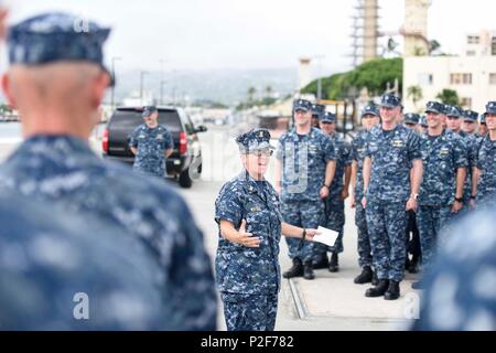 PEARL HARBOR (sept. 12, 2016) de la Flotte du Pacifique américaine Master Chief Suz Whitman s'engage avec les marins affectés à la Virginia-classe sous-marin d'attaque rapide USS Texas (SSN 775) après avoir présenté le trophée pour l'Arleigh Burke étant le plus amélioré en bateau dans la Flotte du Pacifique en 2015. Le trophée est décerné à un navire qui représente le mieux la flotte et est remis chaque année à l'amélioration de la plupart des navires ou d'escadrons de l'aviation dans les deux flottes de l'Atlantique et du Pacifique. (U.S. Photo par marine Spécialiste de la communication de masse 2e classe Brian M. Wilbur/libérés) Banque D'Images