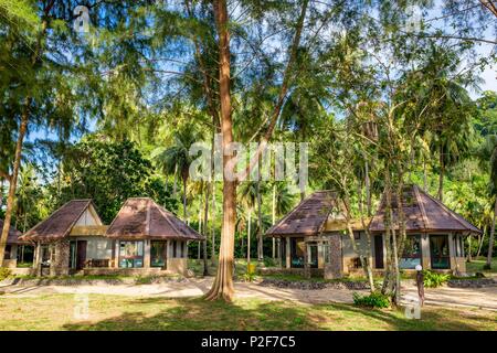 La Thaïlande, province de Phang Nga, Parc national marin de Tarutao, Ko Tarutao island, Ao Molae bay, bungalows du parc national Banque D'Images