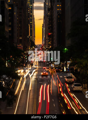 Manhattanhenge quand le soleil se couche le long de la 42e rue à NEW YORK Banque D'Images