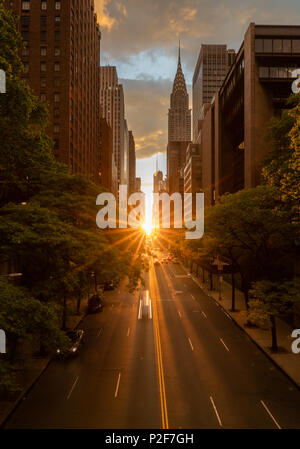 Manhattanhenge quand le soleil se couche le long de la 42e rue à NEW YORK Banque D'Images