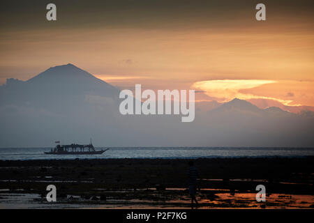 Coucher du soleil, vue de Bali et les volcans Agung et Batur, Gili Trawangan, Lombok, Indonésie Banque D'Images