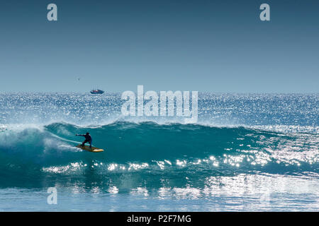 Surfer sur les vagues et plage de Balangan, Bali, Indonésie Banque D'Images