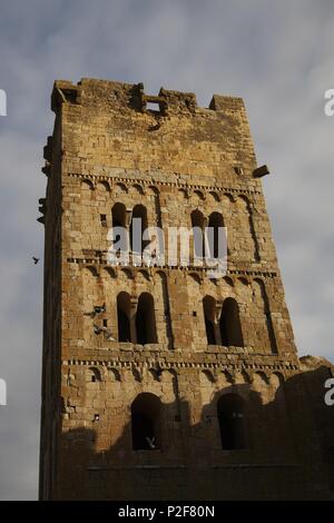 Espagne - Catalogne - Alt Empordà (district) - Gérone. Sant Miquel de Fluvià ; campanario románico de la Iglesia / Monasterio (siglo XI). Banque D'Images