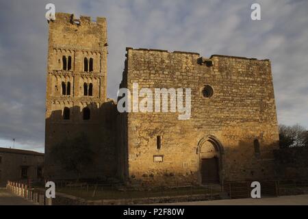 Espagne - Catalogne - Alt Empordà (district) - Gérone. Sant Miquel de Fluvià ; la Iglesia románica / Monasterio (siglo XI). Banque D'Images