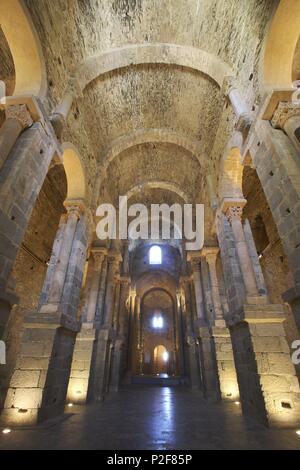 Espagne - Catalogne - Alt Empordà (district) - Gérone. Monasterio de Sant Pere de Rodes, nef intérieur central de la gran Iglesia románica. Banque D'Images