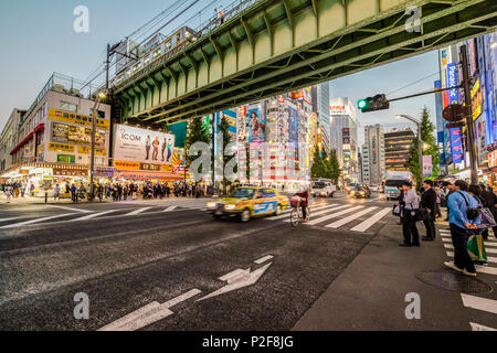 Chuo-Dori avec taxi et la ligne Sobu à Akihabara, Chiyoda-ku, Tokyo, Japon Banque D'Images